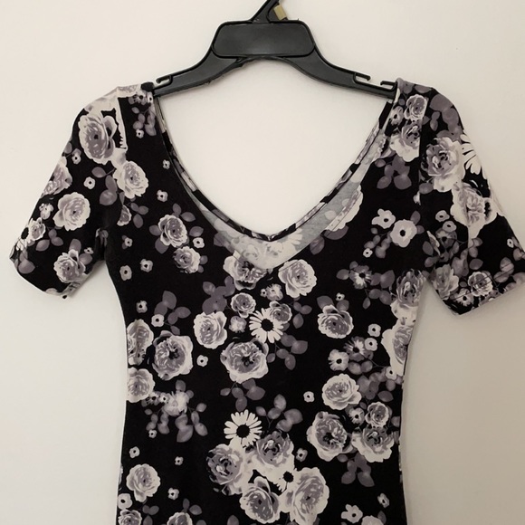 Tight summer dress - Picture 3 of 4